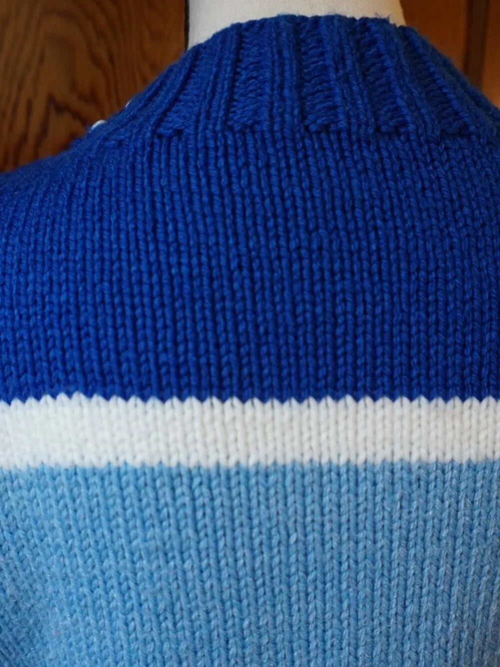 Vintage handmade puff sleeve sweater in lovely blues - Picture 7 of 7